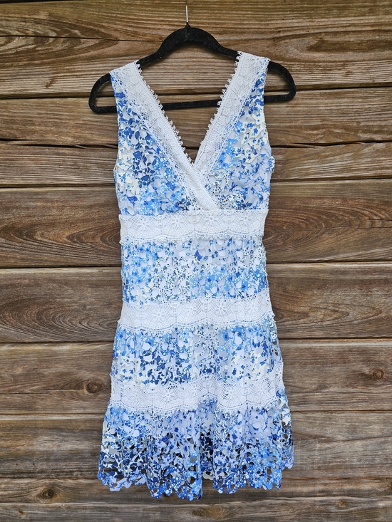 T Tahari Dresses & Skirts - T Tahari Blue & White Lace Floral Dress – Size Medium – Sleeveless V-Neck Mini